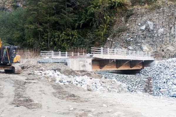 कोरला सडकमा १३ पुल निर्माण, तीन पुल बन्दै